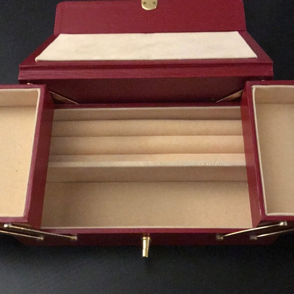 Red jewelry box - Picture 5 of 8